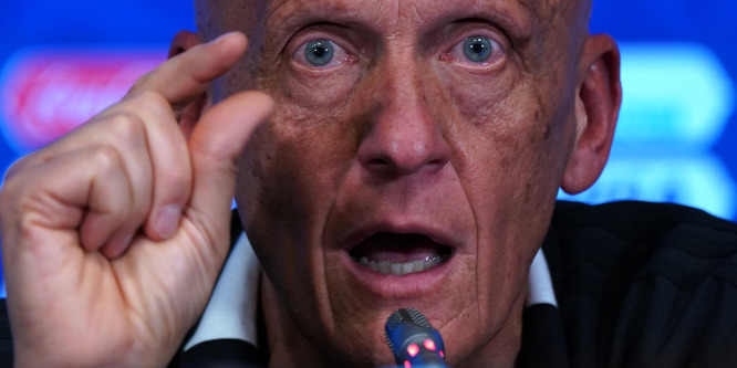 Collina távozott az UEFA játékvezetői testületének éléről