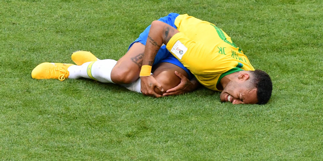 Neymar nemcsak az ellenfelet, hanem a bírót is provokálja