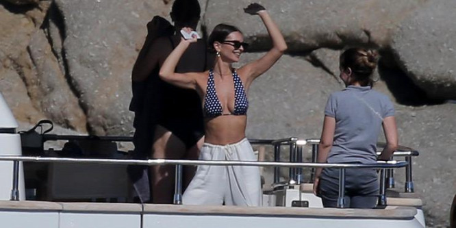 Gigi Hadid és Emily Ratajkowski együtt szexiskedtek - fotók