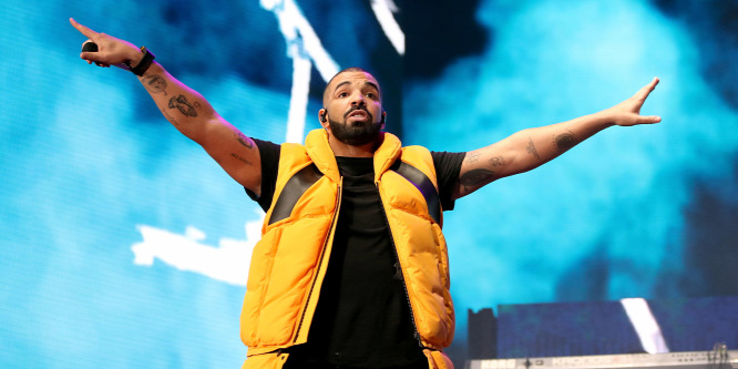 17 éves rajongójával csókolózott a színpadon Drake: videó