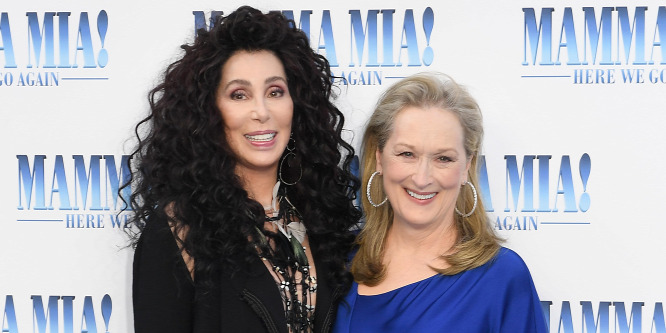 Csókot váltott a vörös szőnyegen Cher és Meryl Streep: fotó