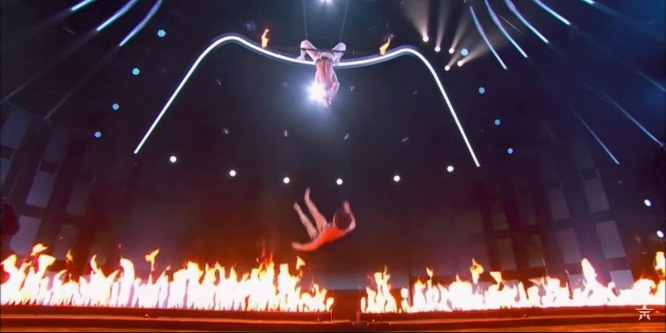 Lezuhant a színpadra egy akrobata házaspár női tagja a Got Talentben