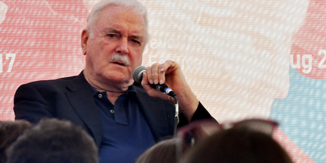Komoly műtéten esett át a Monty Phyton sztárja, John Cleese