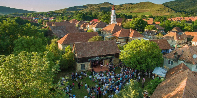 Évezredek slágereit játsszák a kis erdélyi csűrben