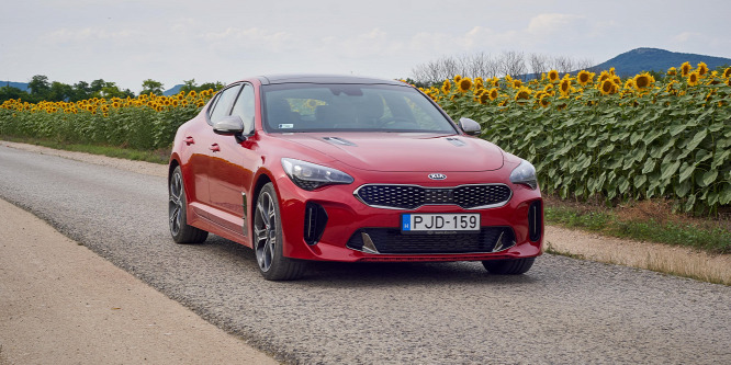 Ilyen nincs: egy koreai autó a belső sáv ura - Kia Stinger GT teszt