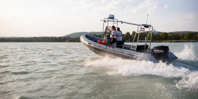 Ki kellett menteni egy családot a Balatonból