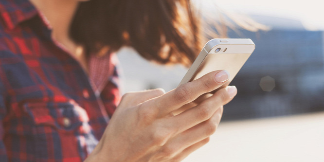 Telefonon keresztül hallgatta végig szexelő fiát a világsztár (18+)