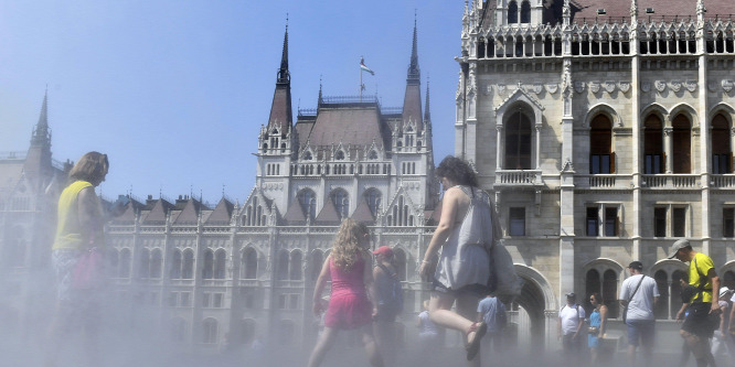 Időjárás: kánikula és extrém UV sugárzás miatt is figyelmeztetnek