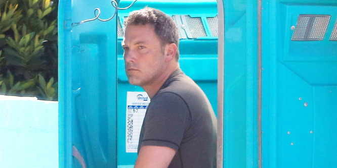 Ben Affleck a villája előtt álló mobilvécét használta: fotó