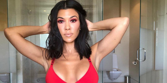 Kourtney Kardashian meztelen fotóján több furcsaságot is kiszúrtak a kommentelők