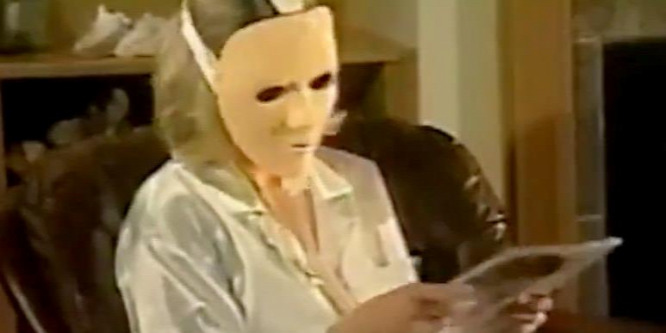 Horrormaszk, szaunás gumibugyi és mellvédő maci az asszonynak
