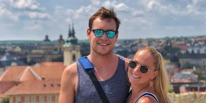 Bernek Péter felhúzott pólóval trollkodott bele gyönyörű felesége fotójába