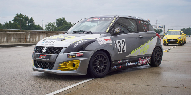 Gyerekek is vezethetik, de ez nem a nagyi Suzukija – Suzuki Swift Cup versenyautó