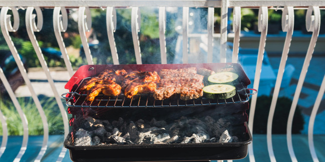 Erkélyen vagy a kertben grillezne? Ezekre figyeljen!