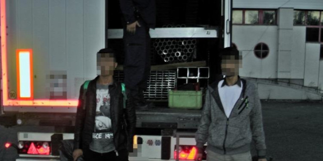 Kamionban megbújt migránsokat találtak Tompánál