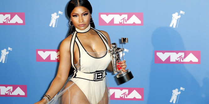 Provokatív és merész ruhákat tervezett Nicki Minaj