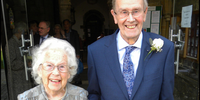 Összeházasodott Margaret James és Rob Cave, Anglia legidősebb szerelmes párja