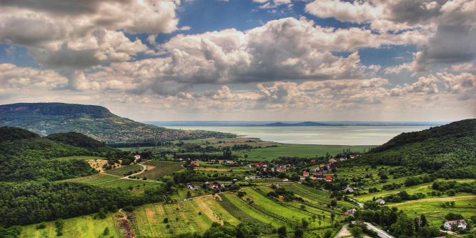 Csodás fotón örökítették meg a Balaton örvénylését