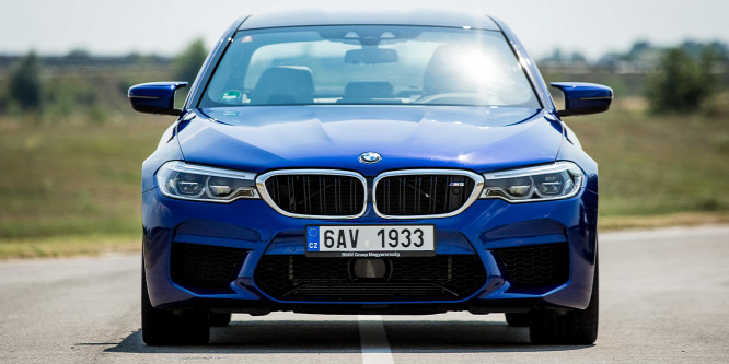 Jogsi helyett ehhez már fegyvertartási engedély kéne – BMW M5 teszt