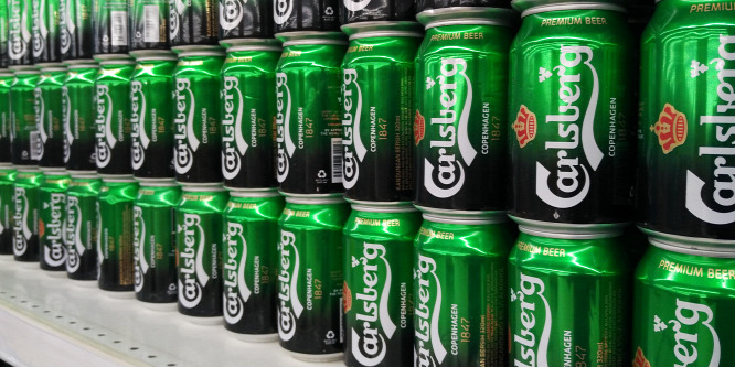 Elképesztt húz a Carlsberg, a sörös cég ragasztóval védi a környezetet