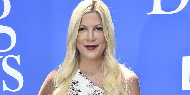 Tori Spelling és a Beverly Hills 90210 szerepli bikiniben pózoltak