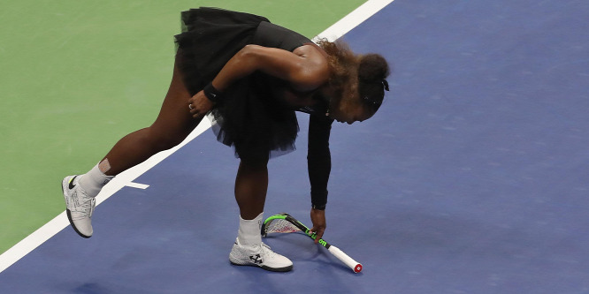 Így borult ki a pályán Serena Williams: az ütőjét is kettétörte - videó