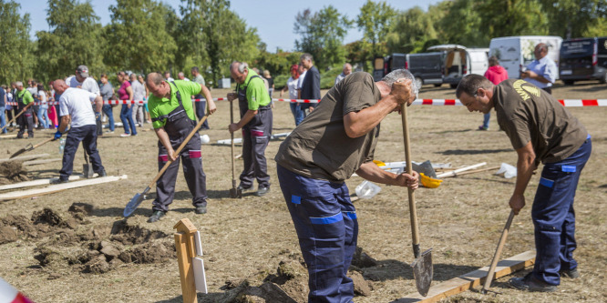 Sírásó verseny rendeztek Dunaújvárosban