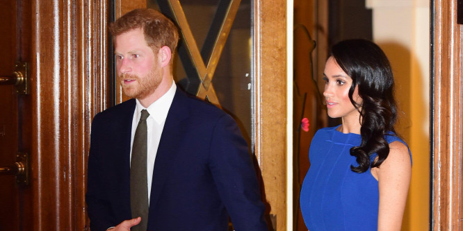 Kismamaruhában jelent meg Meghan Markle