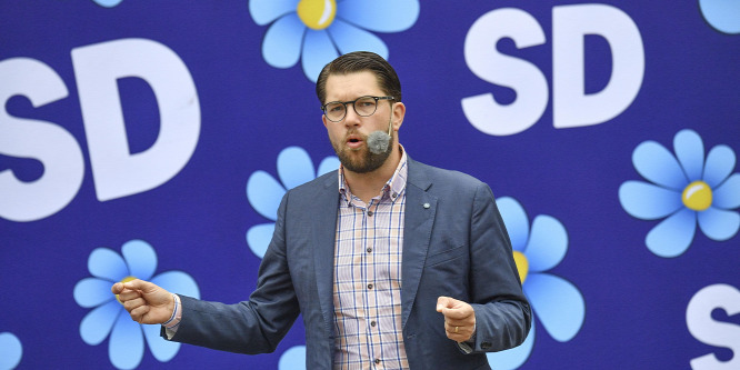 Nagy erejű petárdát dobtak a bevándorlásellenes Svéd Demokraták vezetőjére
