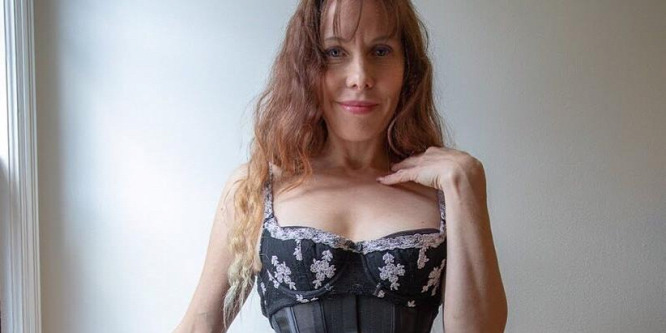 Sarah Vaeth derékbősége 40 centi, szinte egész nap fűzőt visel