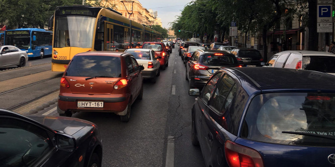 Lezárták az Andrássy utat, óriási a dugó Budapesten