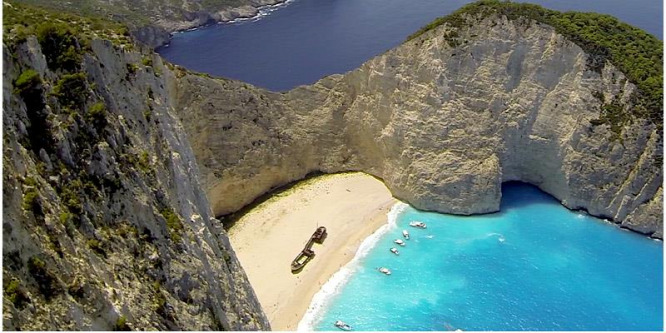 Sziklafal omlott le Zakitnhosz leghíresebb strandján, a Navagio-öbölben