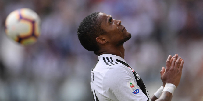 A Juventus brazil focistája arcon köpte az ellenfelét - videó