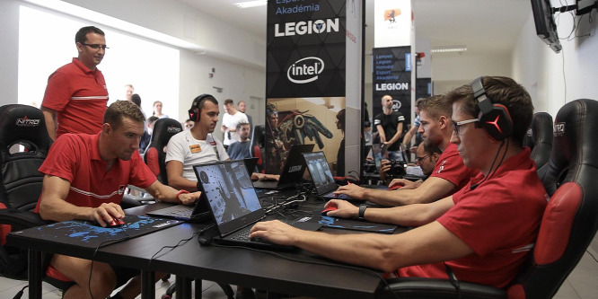 Élsportolók, youtuberek és újságírók irtották egymást a hadseregnél