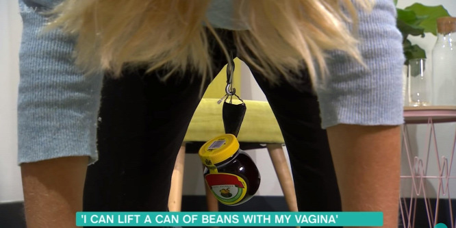 Vaginájával emelgetett egy konzerv babot élő adásban: videó