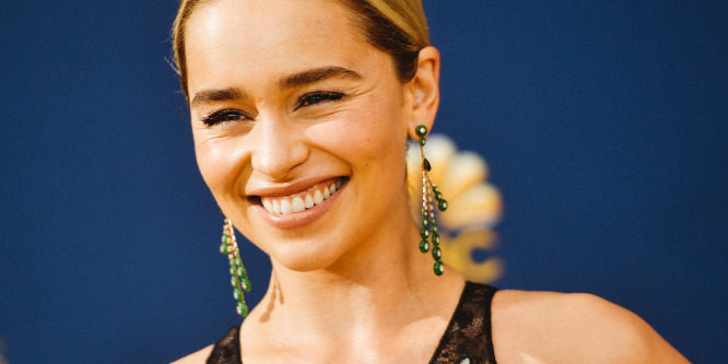 Emilia Clarke testvére végignézte a színésznő szexjelenetét Kit Haringtonnal