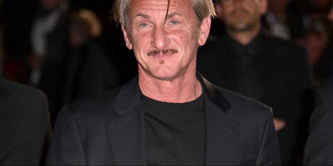 Sean Penn a lengyel határra tartó menekülőkkel együtt hagyta el Ukrajnát