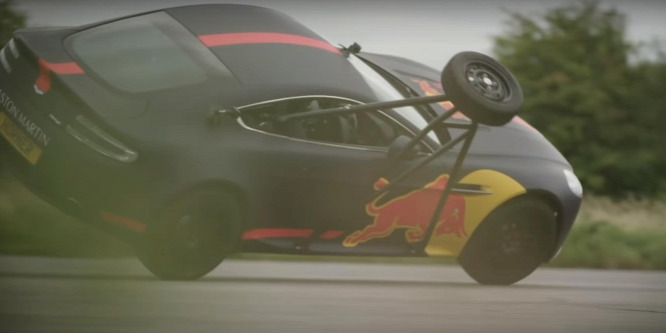 Räikkönen gokarttal varázsolt, a Red Bull-főnök autóval mutatványozott