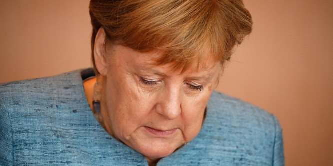 Egy év után: Angela Merkel a bukás szélén tántorog