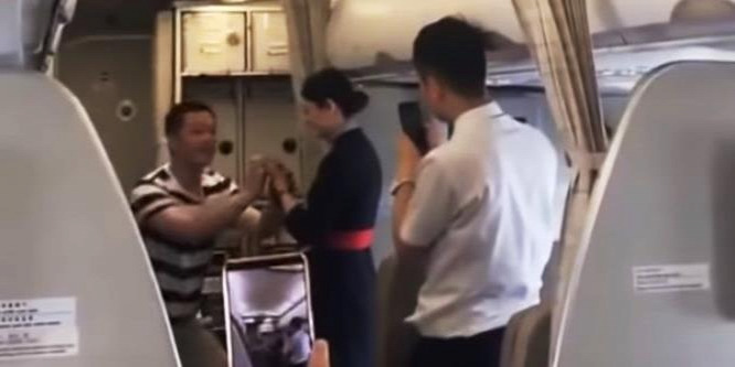 Kirúgták a stewardesst, mert munka közben kérték meg a kezét - videó