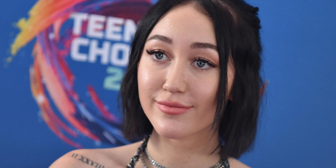 Egy hatalmas fekete lánc takarta Noah Cyrus gigászi kebleit a párizsi divathéten