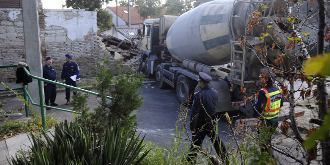 Házba hajtott egy betonmixer Budafokon