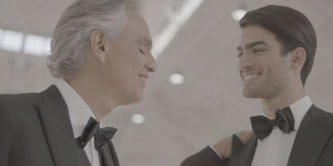 Szívhez szóló Andrea Bocelli és fia, Matteo közös duettje: videó