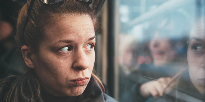 Fehérítővel riogatja a terpeszben ülő férfiakat a metrón ez a nő