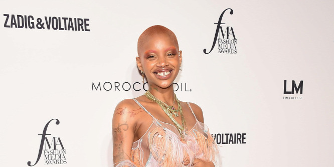 Slick Woods két héttel a szülés után teljesen lapos hassal pózolt