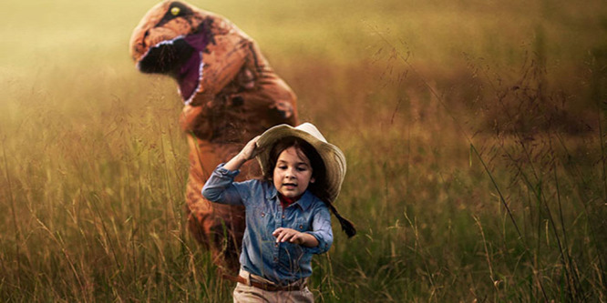 Dinoszauruszjelmezben fotózta autista fiát fényképész édesanyja
