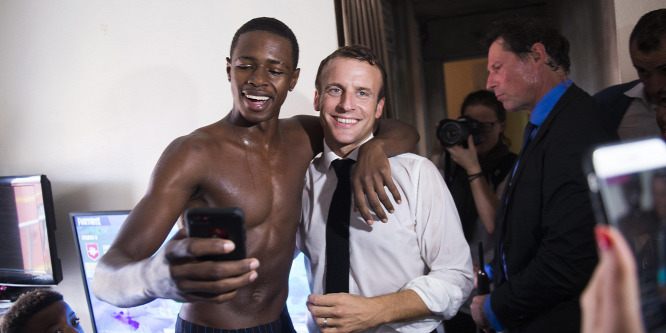 Míg Franciaország éppen összeomlik, Macron dervis táncot lejt