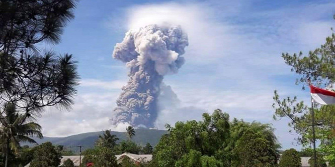 Egy év után újra kitört a Sinabung vulkán Indonéziában - Fotó