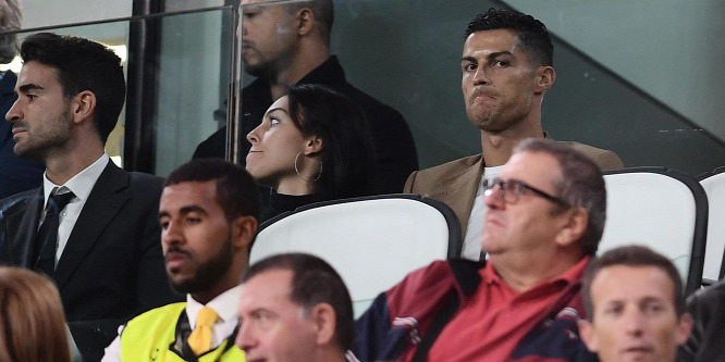 Cristiano Ronaldo gyönyörű felesége bűnözik, amikor nincs otthon a Juventus sztárja