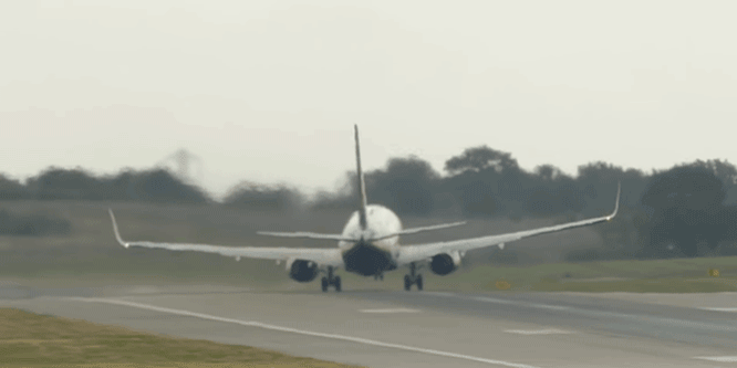 Hihetetlen, mit művelt a Ryanair gépe az oldalszélben
